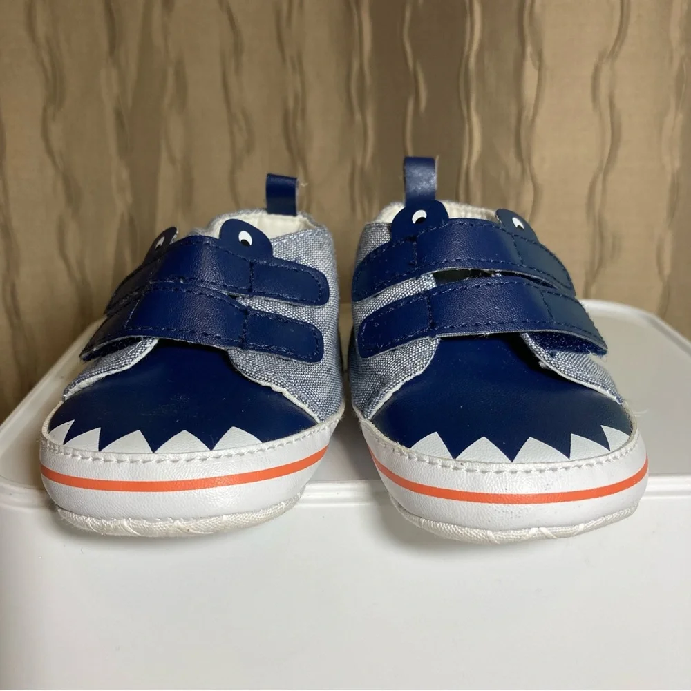 🌺 Carter's Baby Infant Boy's Size 6-9 M Blue Shark Eyes Teeth